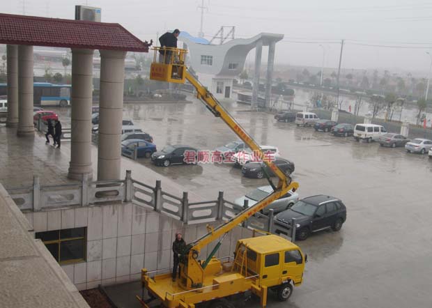 建筑走廊红瓦安装维修现场