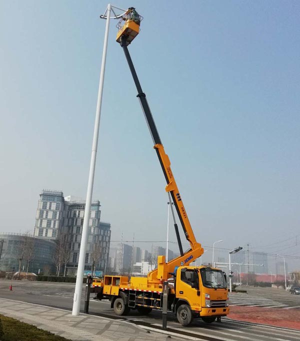 汇泉广场22米直臂式高空作业平台作业现场